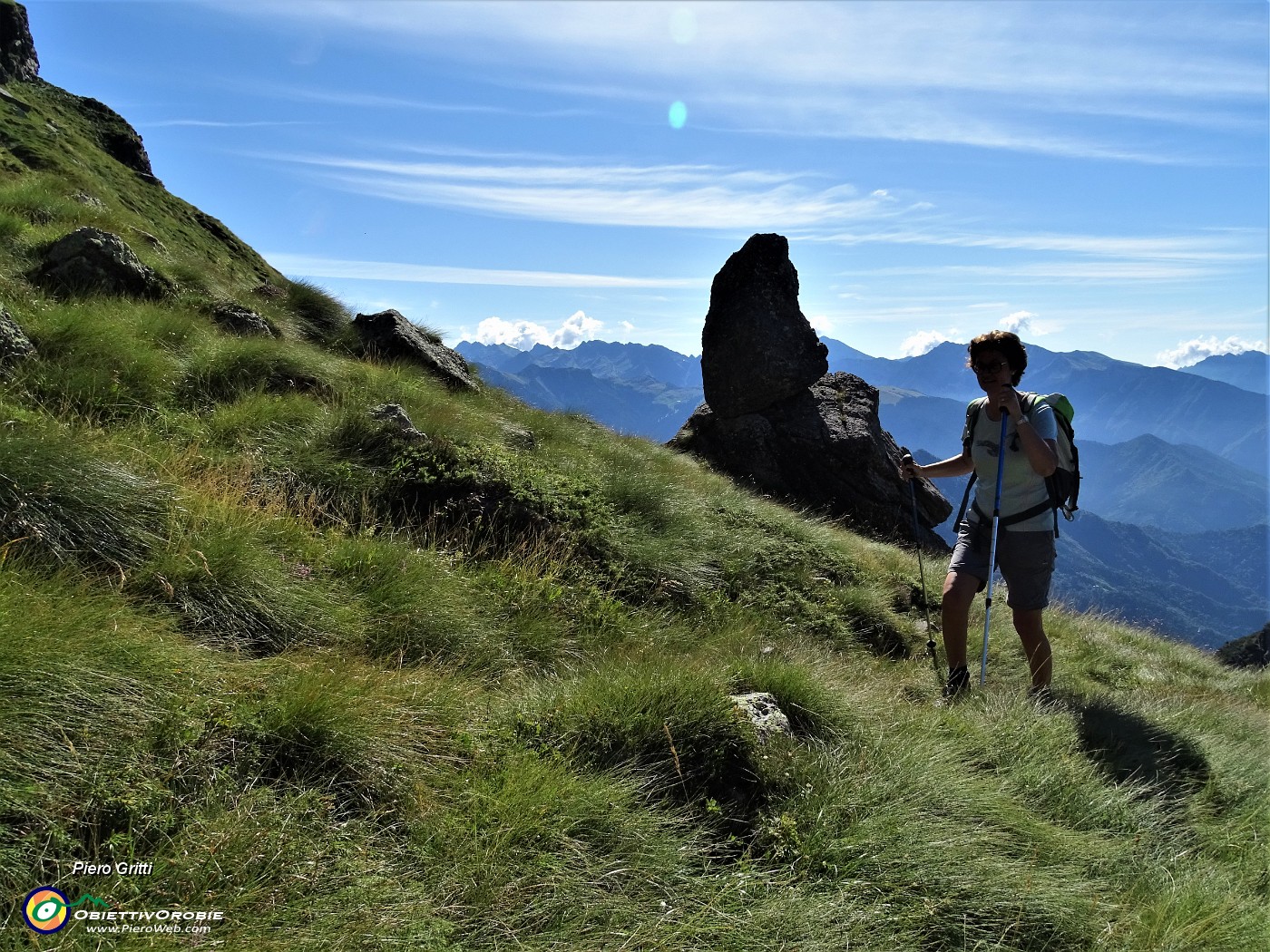 32 In salita verso Baita Foppa (alta)...scatto controluce.JPG